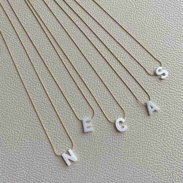 collar letra nacar