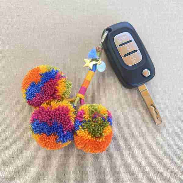 Llavero pompones coche